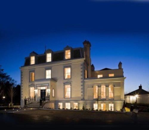 Dublin Apartment | Award winning, 2 bedroom apartment.10mins to city