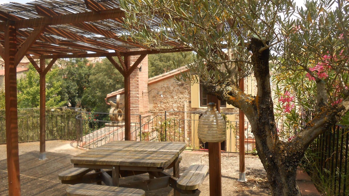 Vives Apartment | Award-winning Character Holiday Apartment in a Catalan Farmhouse ("Albéniz")