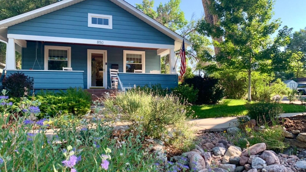 Central Colorado Springs House | Award Winning Downtown 1923 Bungalow Pikes Peak, Garden of the Gods & Hot Tub!⭐️