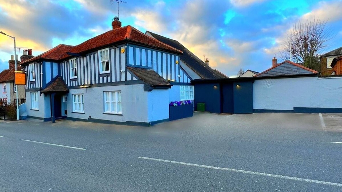 Chelmsford House | Awarded 'Best Boutique Stay' w/hot tub, bar and karaoke room