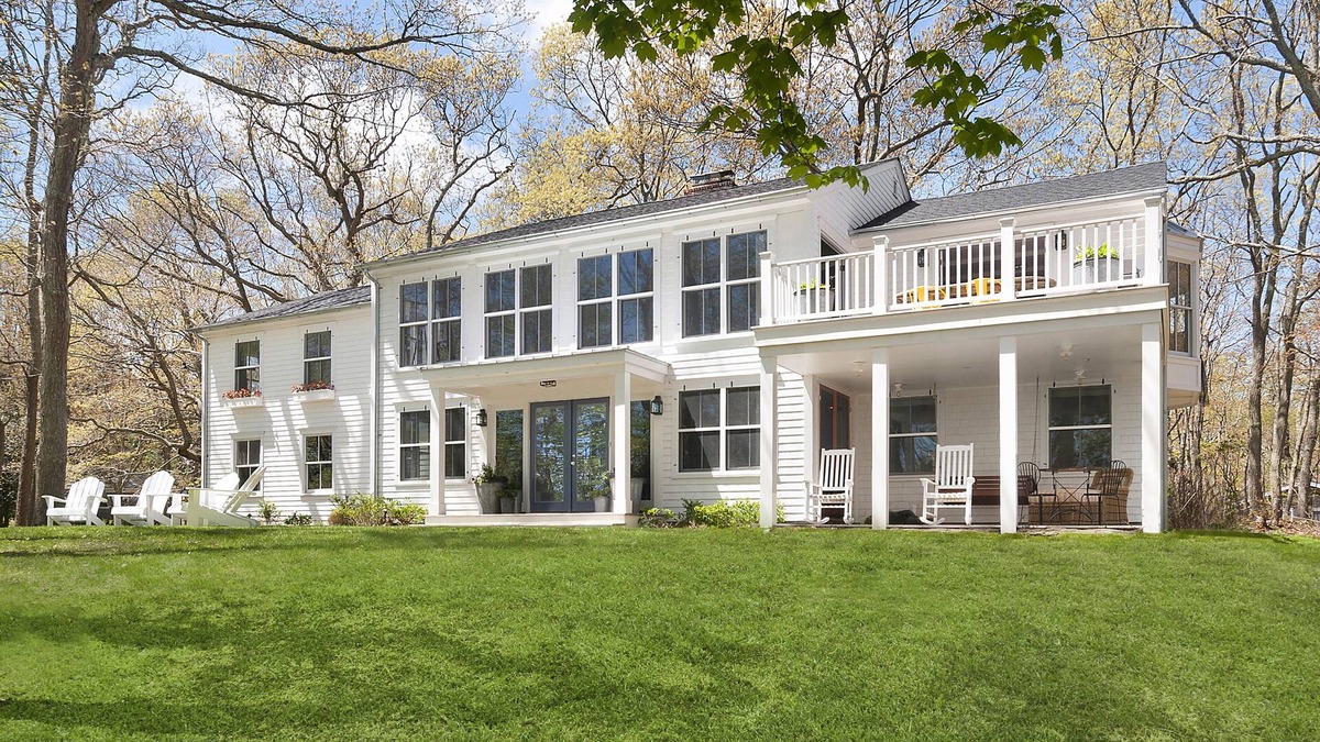 The Heights House | Away From it All! Bright, generous and well located 5-bedroom/3.5 Heights house