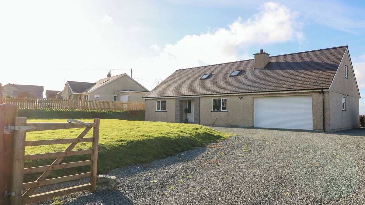 Rhoshirwaun Cottage | AWEL Y GRUG, pet friendly, with open fire in Aberdaron