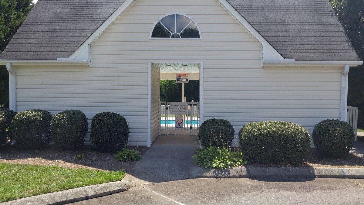 Clemmons Condo | Awesome ! 2 Bedroom , 2 Bath, With A Swimming Pool!