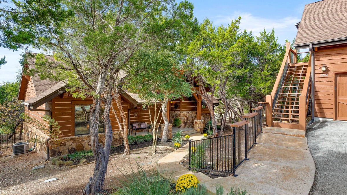 Leander Cottage | Awesome 3BR/2BA Cottage at Hollows Resort, Beach Club, Marina, Pools, Fitness (Pet Friendly)