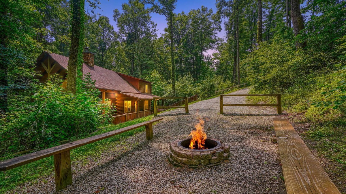 Logan Cabin | Awesome 5 br lodge just minutes from Old Man's Cave!