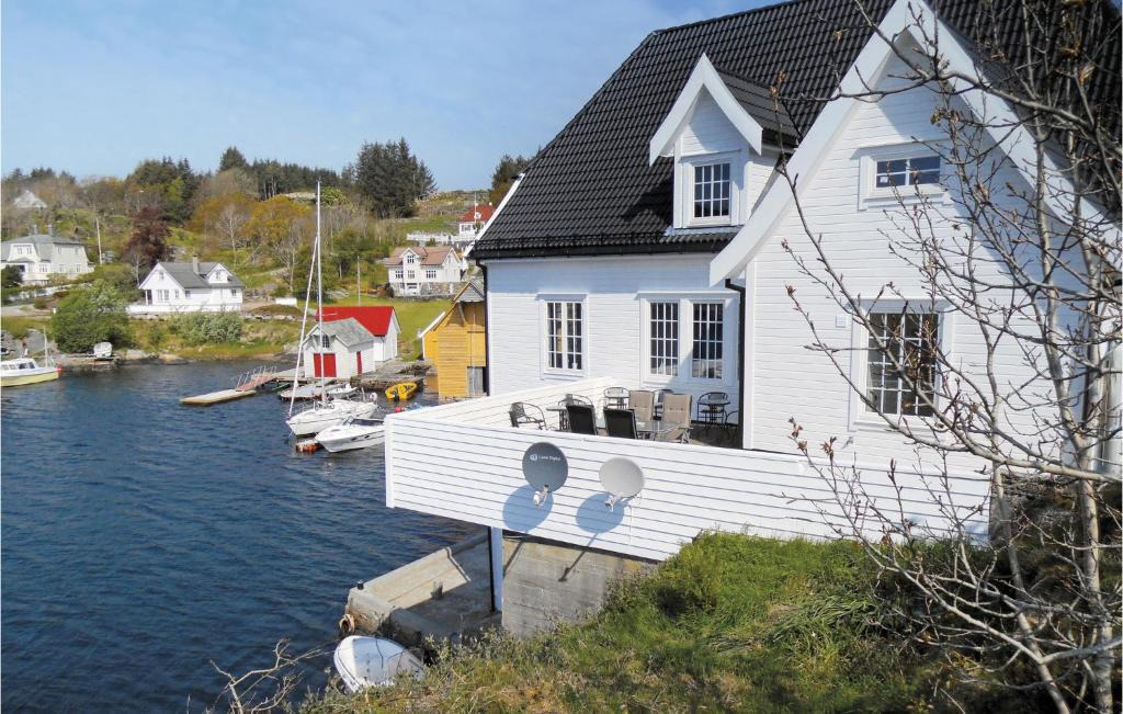 Sund Apartment | Awesome Apartment In Steinsland