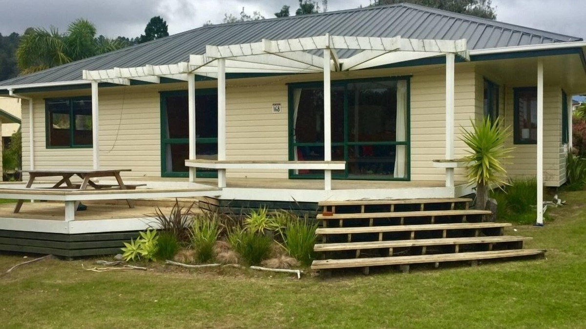 Matarangi House | Awesome family bach at stunning Matarangi beach!