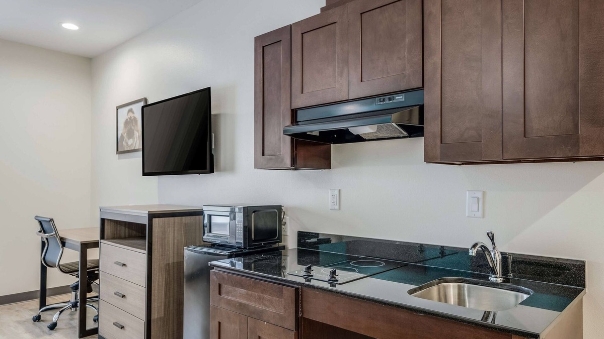 Katy Hotel | Awesome Find! Near Typhoon Texas Waterpark, FREE Parking, FREE Breakfast!