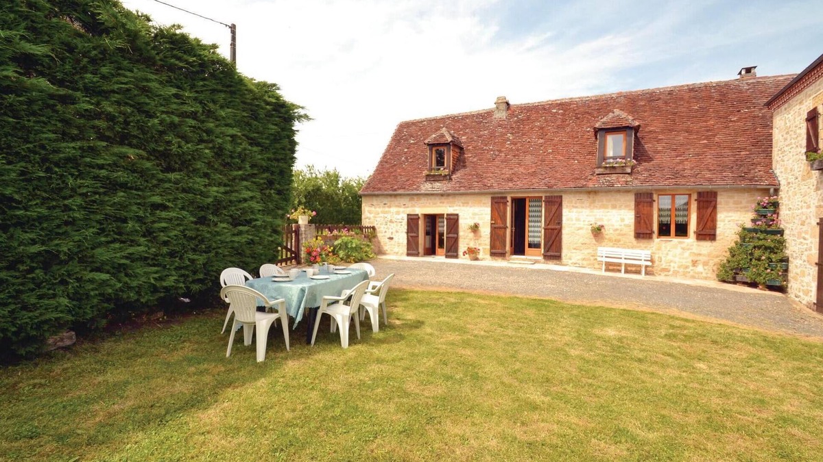 La Chapelle-Saint-Jean House | Awesome home in La-Chapelle-Saint-Jean