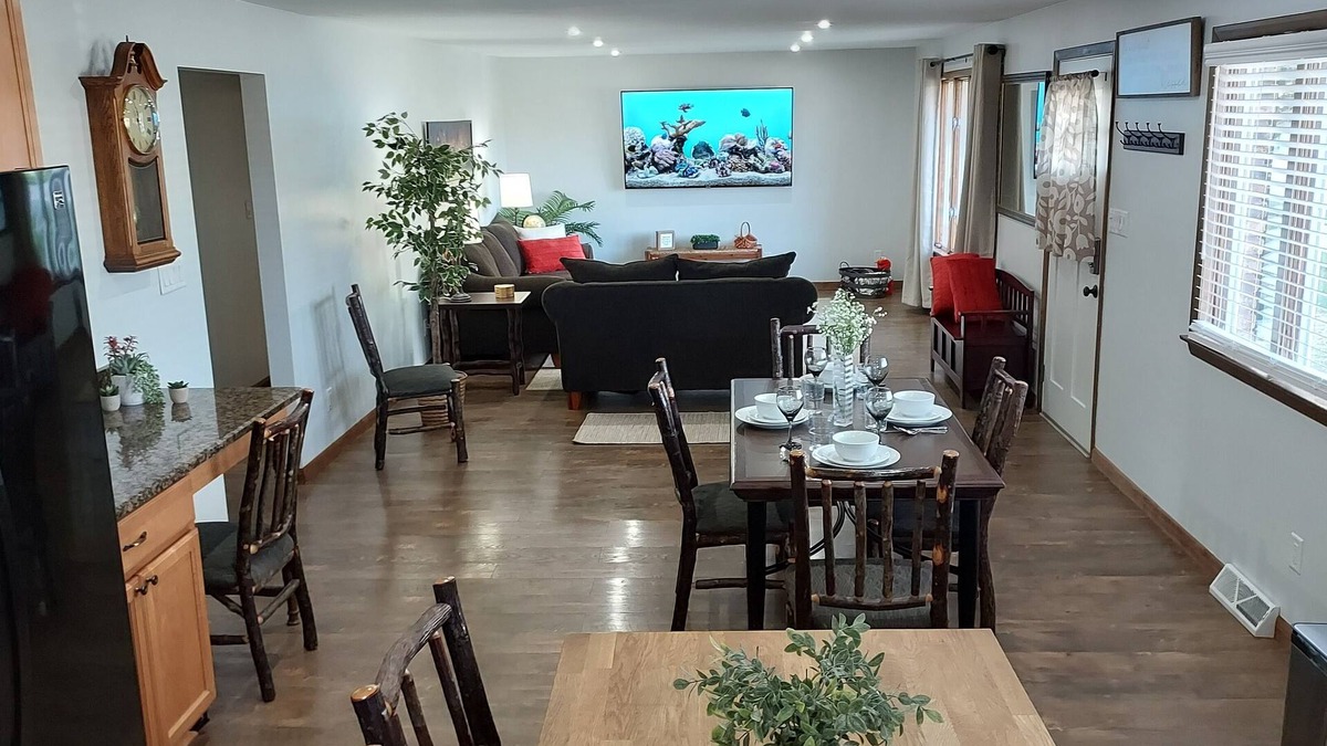 Manteno House | Awesome getaway! Two King beds three smart large screen TVs