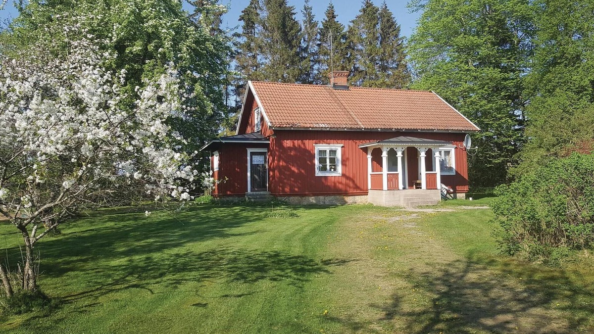 Broddetorp House | Awesome home in Falköping with kitchen