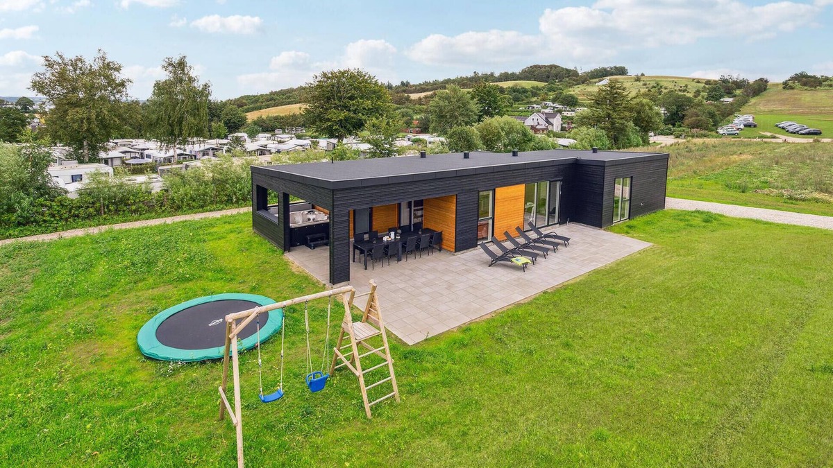 Hjarbæk House | Awesome home in Løgstrup with kitchen