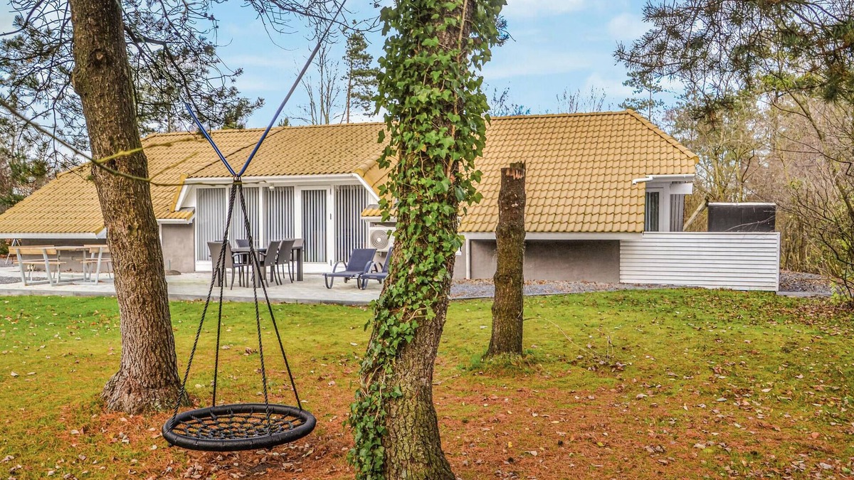 Jegum House | Awesome home in Oksbøl with kitchen