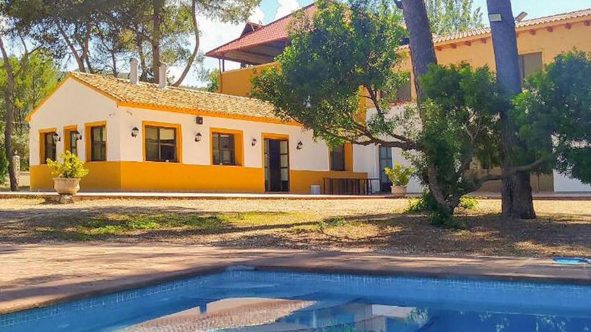 Villalonga House | Awesome home in Vilallonga with kitchen