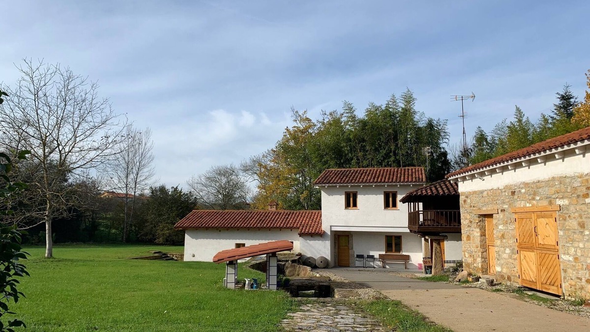 Distrito Rural Este House | Awesome house with a improved water Mill and a large lawn.