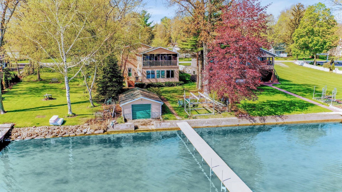 Markesan House | Awesome Lake Getaway On Beautiful Green Lake