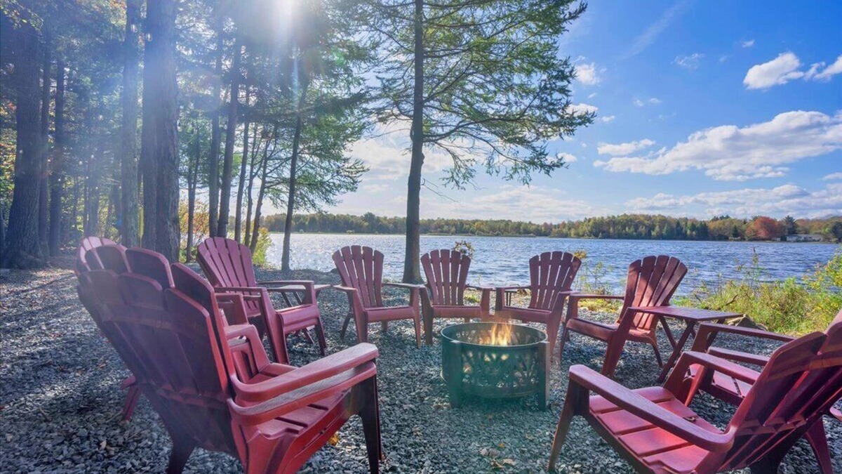 Tobyhanna House | 🐝 Awesome LAKEFRONT House w/Hot Tub - Honeybee Hideaway 🐝