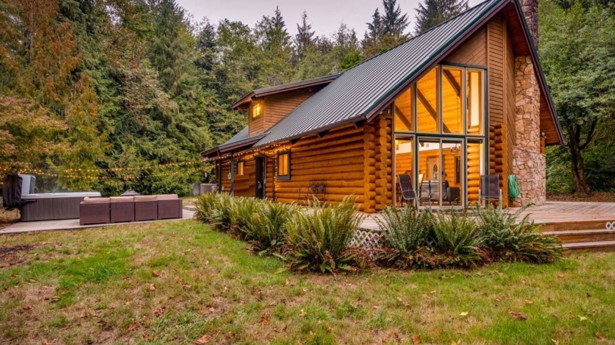 Brightwood House | Awesome Log Home w/Separate Cabin on Two Acres, Pet Friendly, Hot Tub, Patio,15 Miles to Mt. Hood