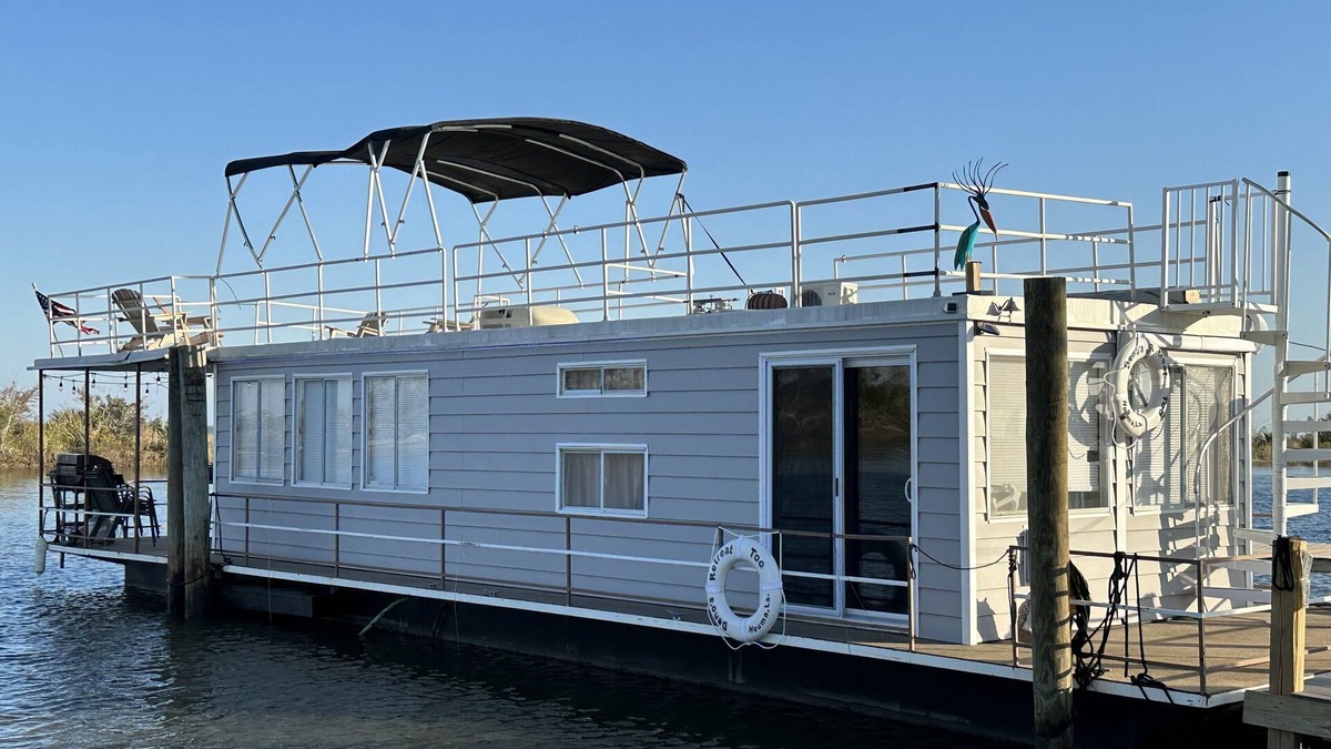 Cocodrie Boat Rental | Awesome retreat on the water with sunrise