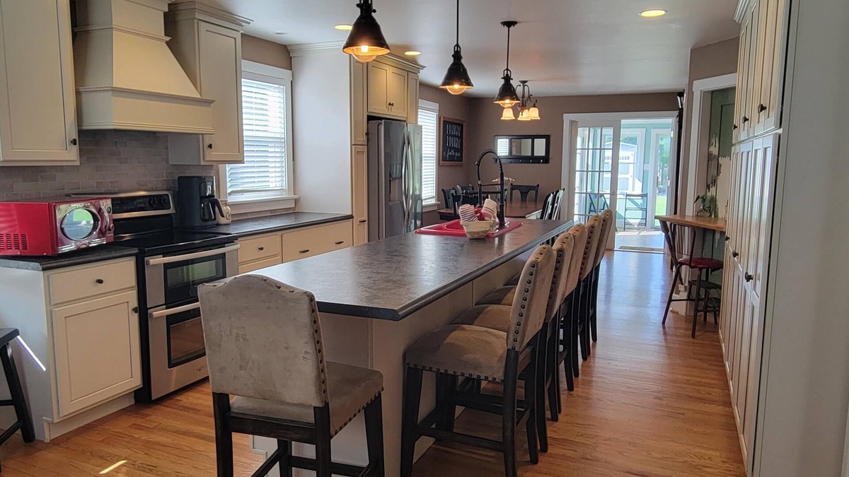 Bridgewater House | Awesome Space in Bridgewater-BC, JMU, EMU! Near Massanutten & Harrisonburg.