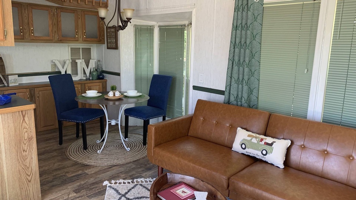 Pettit Cabin | Awesome tiny house with lake view. Great getaway for couples.