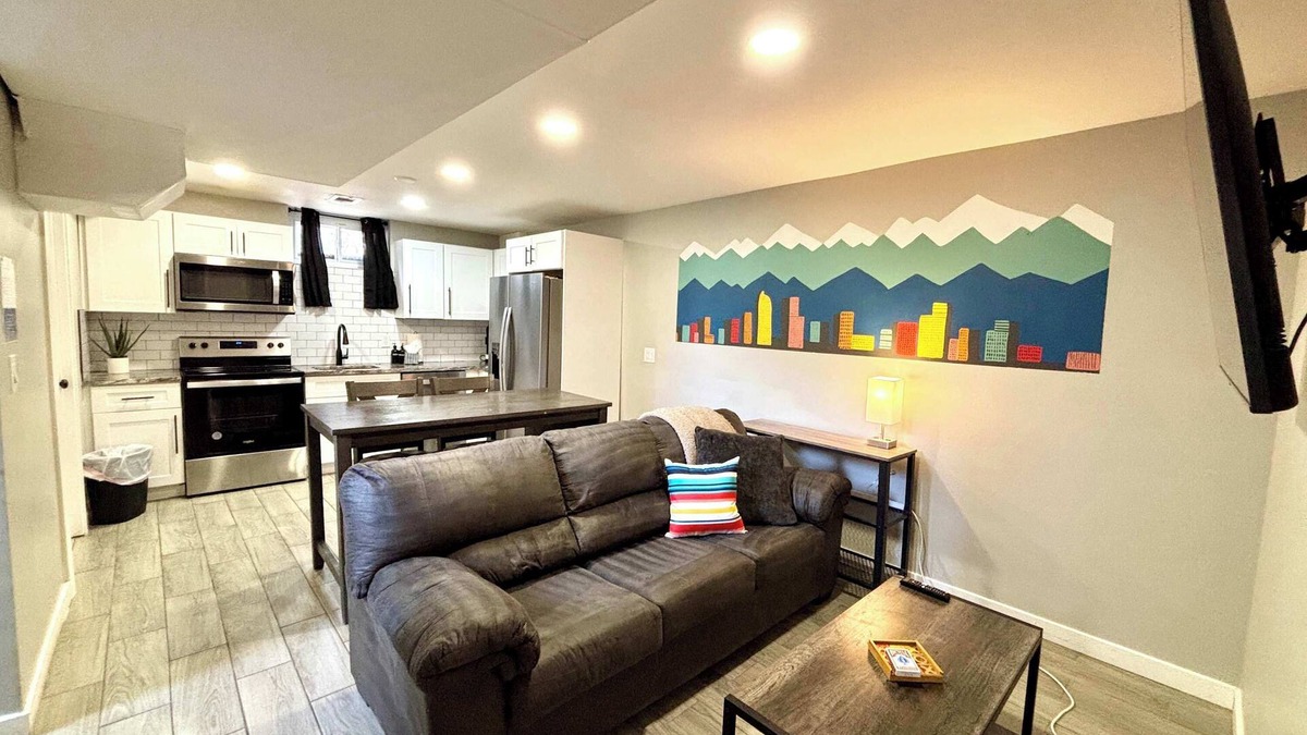 Twin Lakes House | Awesome Two King Bed Lower Close to all in Denver