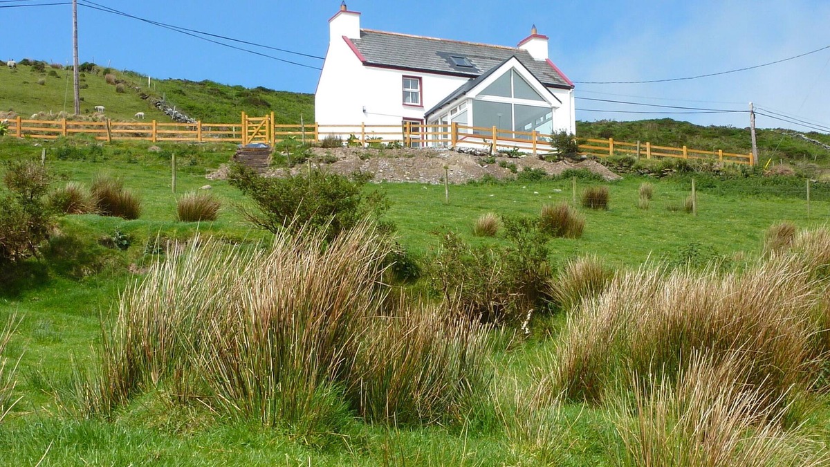 Ballinskelligs House | Awesome Views - Day or Night! - Near Golf & Beaches, Free WiFi