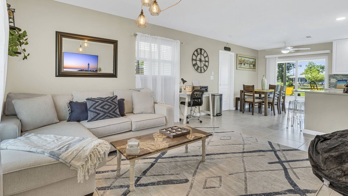 Port Charlotte House | Awesome waterview home w/purple beds