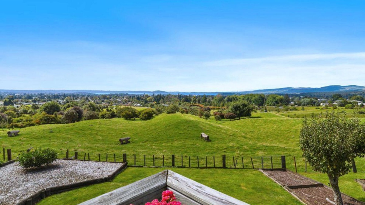 Rotorua House | Aww Sheep-Uninterrupted Panoramic View with Spa
