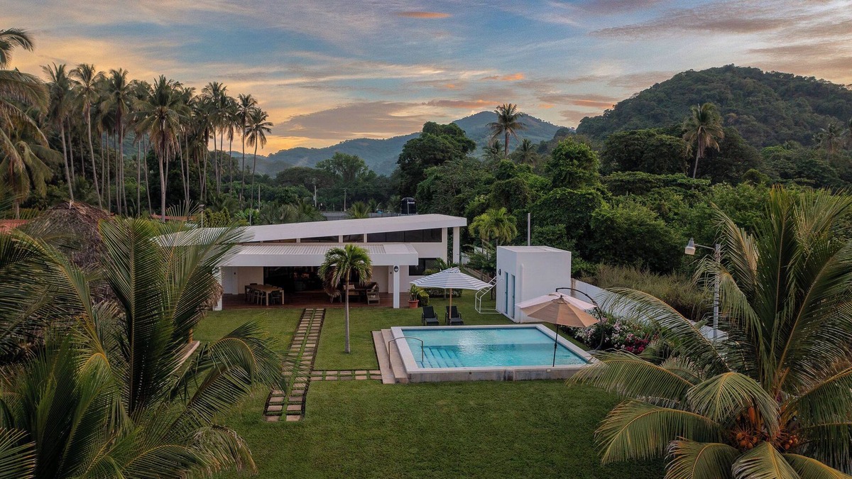 La Libertad House | Ayanna Beach Front Heaven