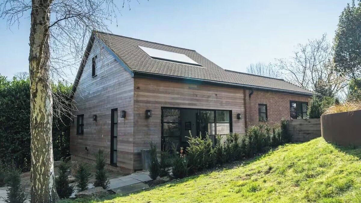 Aylesford House | Aylesford-House-Sleeps 2 & 1 infant-Parking-Garden