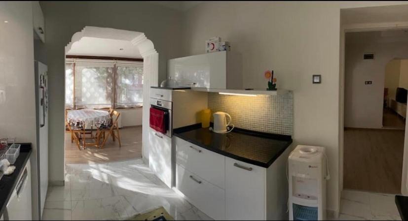 Ayvalik City Center Apartment | Ayvalık Çamlıkta bahçeli, ferah ev