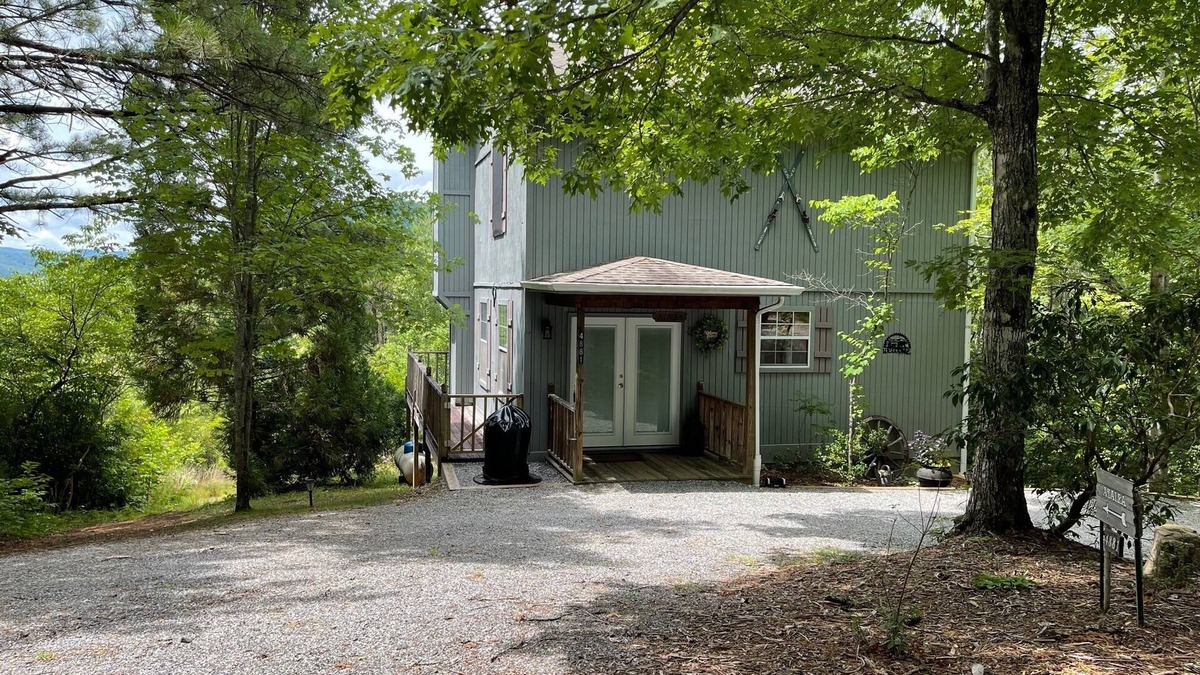 Hiawassee Cabin | Azalea Cabin - Beautiful Mountain View, Rustic Charm w/Jacuzzi & Gas Fireplace