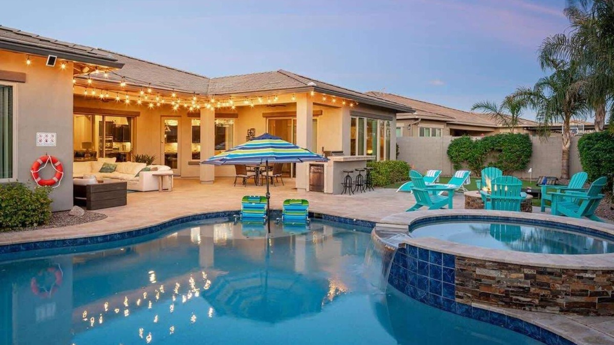 Gilbert House | Azalea Palms: Luxe Home, Putt, Pool, Spa, Firepit