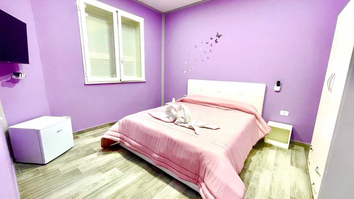 Secondigliano House | B&B AIRPORT-NAPLES 1km from airport 3km from central station 5km port
