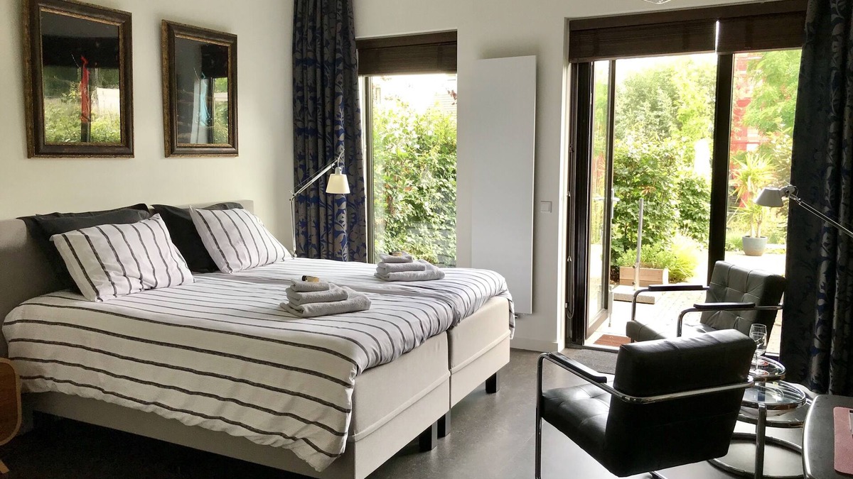 Dordrecht Bed & Breakfast | B&B/Art gallery with terras/garden In the historic center of Dordrecht