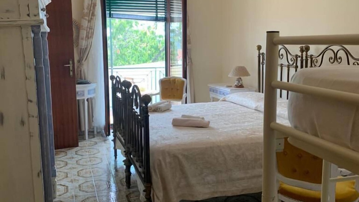 Postiglione Bed & Breakfast | B&B Casa Franca - Double room with balcony and private bathroom