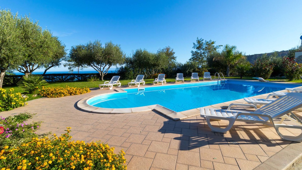 Drapia Bed & Breakfast | B&B room with swimming pool