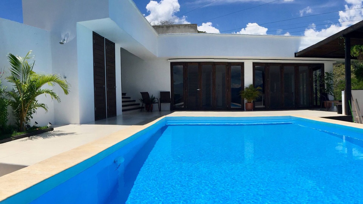 Guadalajara de Buga Bed & Breakfast | B&B Villa Miravalle, Private room in Villa with terrace and swimming pool