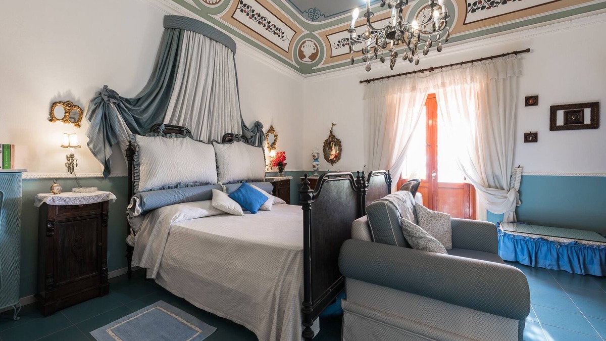 Leni Bed & Breakfast | B&B Villa Pittorino: Master bedroom in Salina cir 19083037C100309