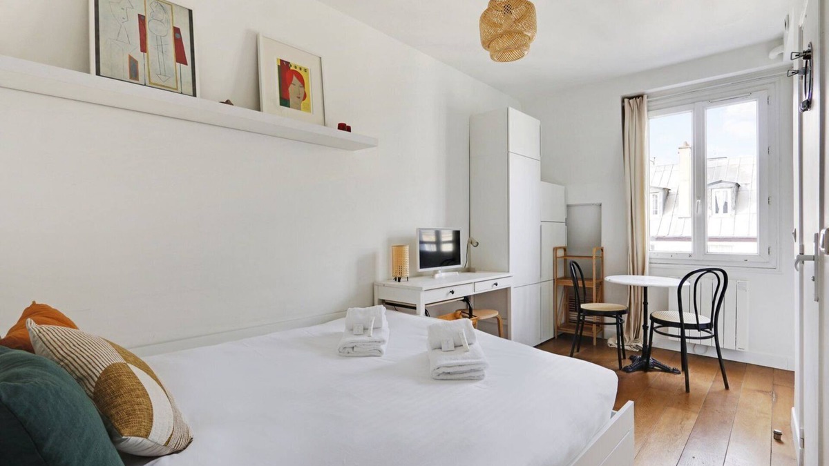 Saint-Vincent-de-Paul Apartment | B Canal St Martin Lovely Room