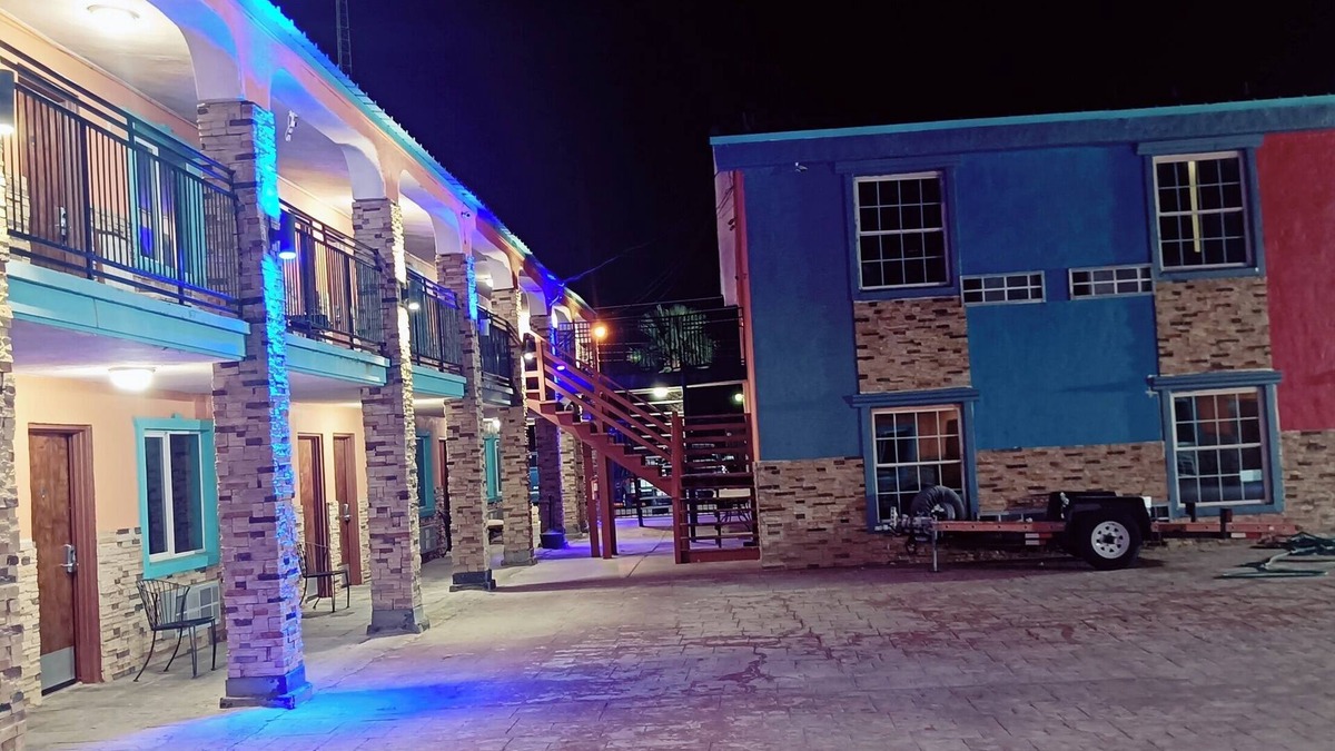 Pecos Hotel | B&J Hotel and Apartment