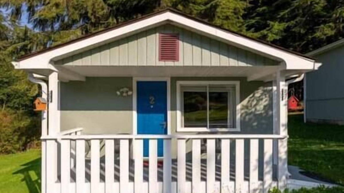 Alert Bay Cabin | (B) Queen's Cabin Comfort (non pet friendly)