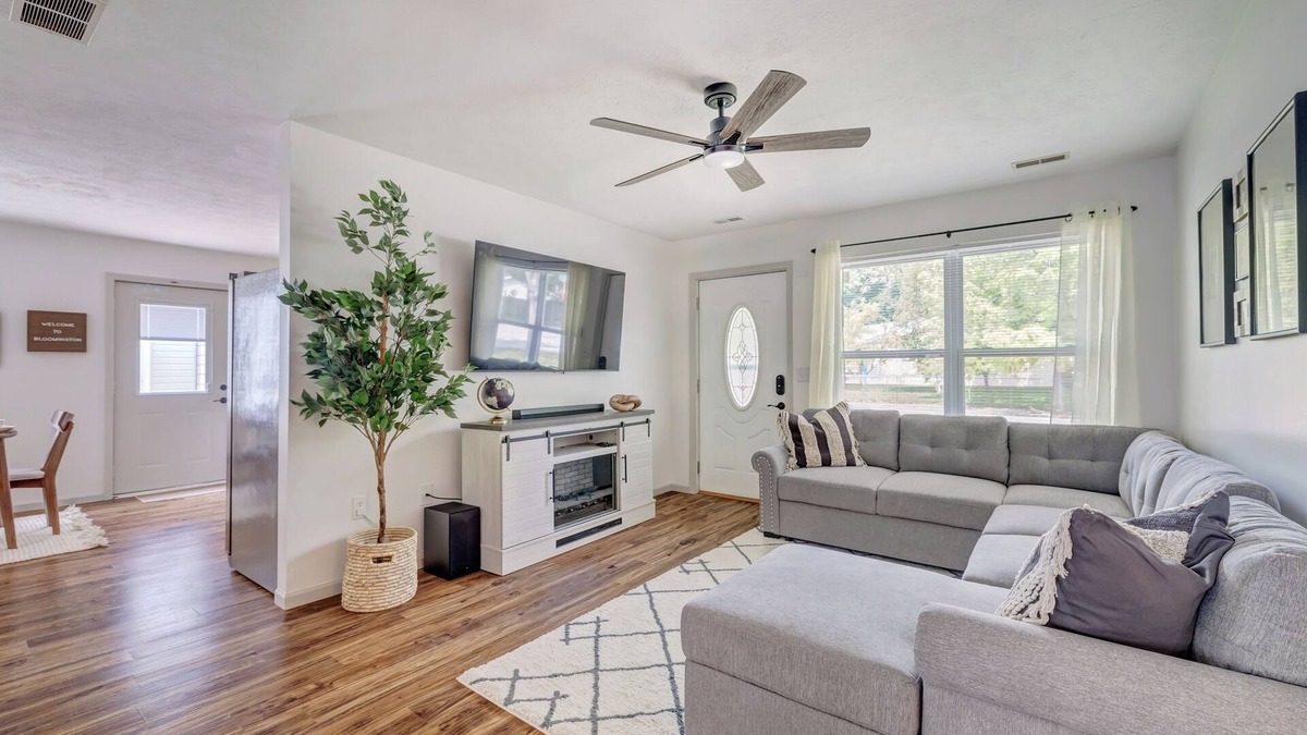 Bloomington House | B-Town Retreat~10min IU~2 K Beds~Huge Kitchen~Private Patio~Fire Pit+Ping Pong
