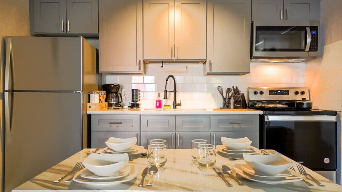 Columbus Apartment | B&W | King Suite - 10 mins to Ft Moore