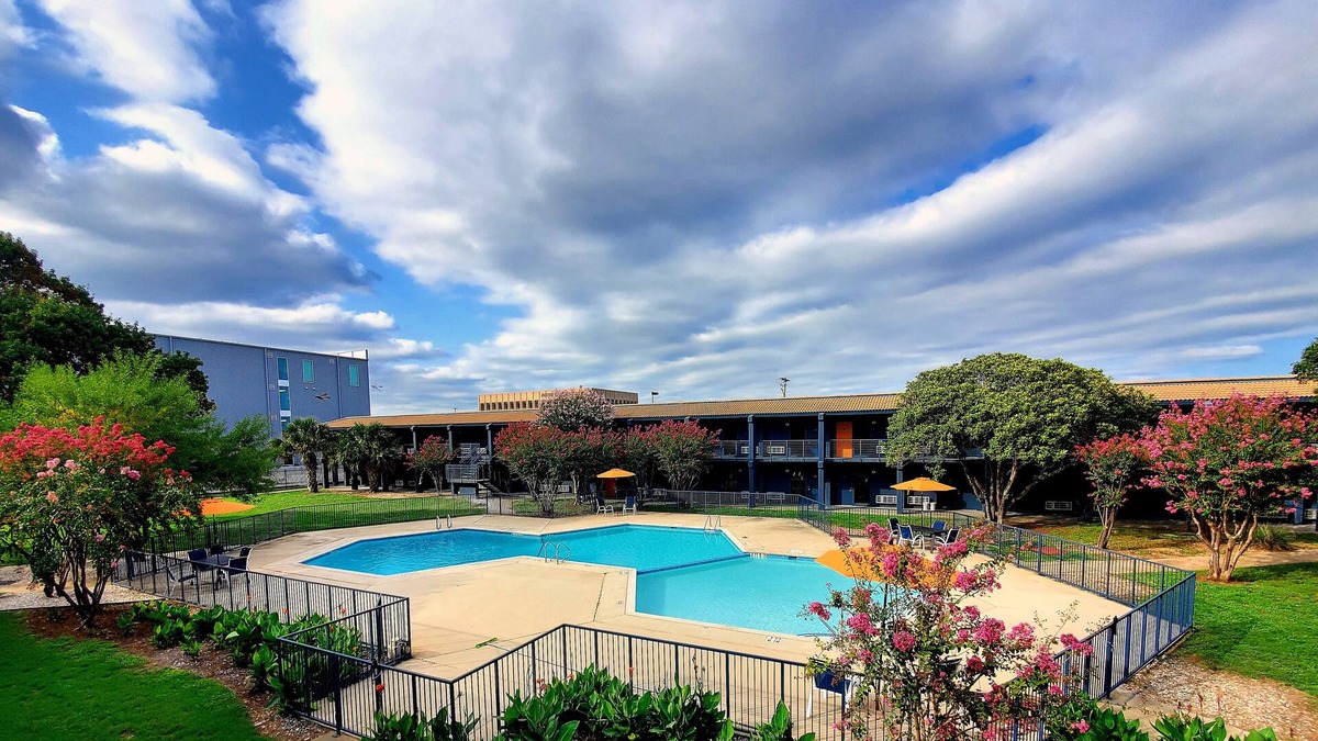 St. Johns Apartment | B15 Poolside 1st Floor - Queen Bed Studio