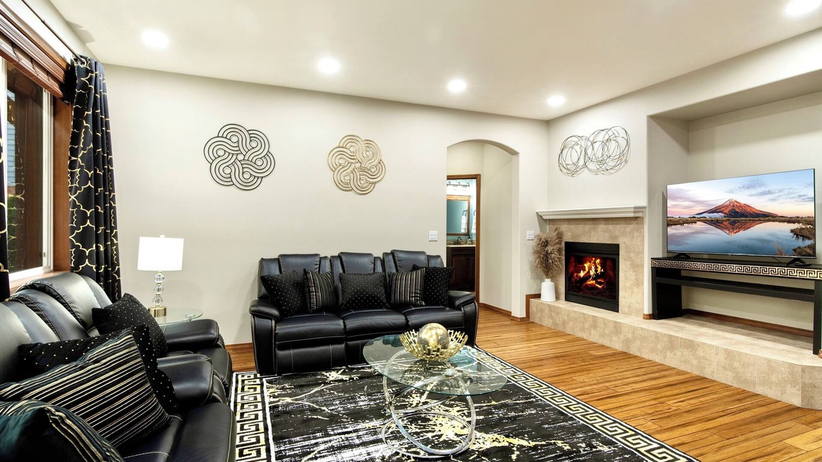Bothell House | B17: Aura Villa: Fenced, central