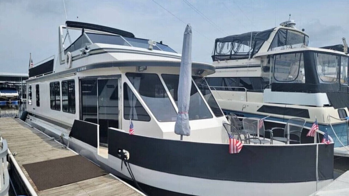 La Crosse Boat Rental | b3 FIVE7 Yacht - 2 bedroom