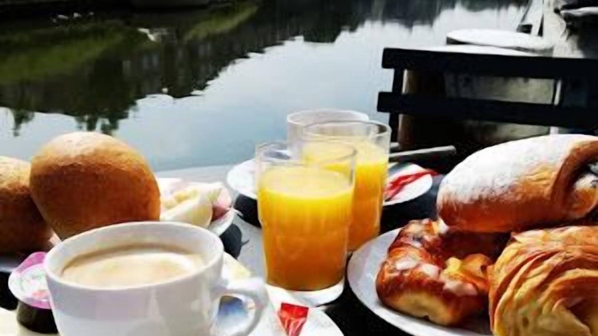 Rooigem Boat Rental | B3 Houseboat in the centre of Ghent, Captain's room