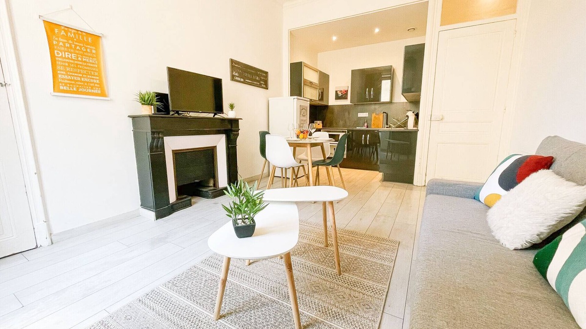 Quartier Chorier-Berriat Apartment | #B3 | Light Pink T2 near Jaurès, Estacade | Luminous 🦩